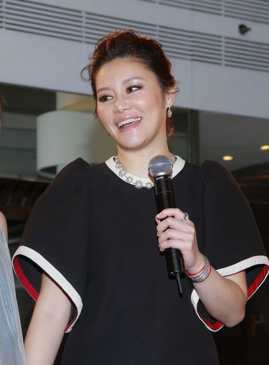 钟镇涛和范姜虽然不算传统意义上的"老夫少妻",但二人的年龄也相差甚