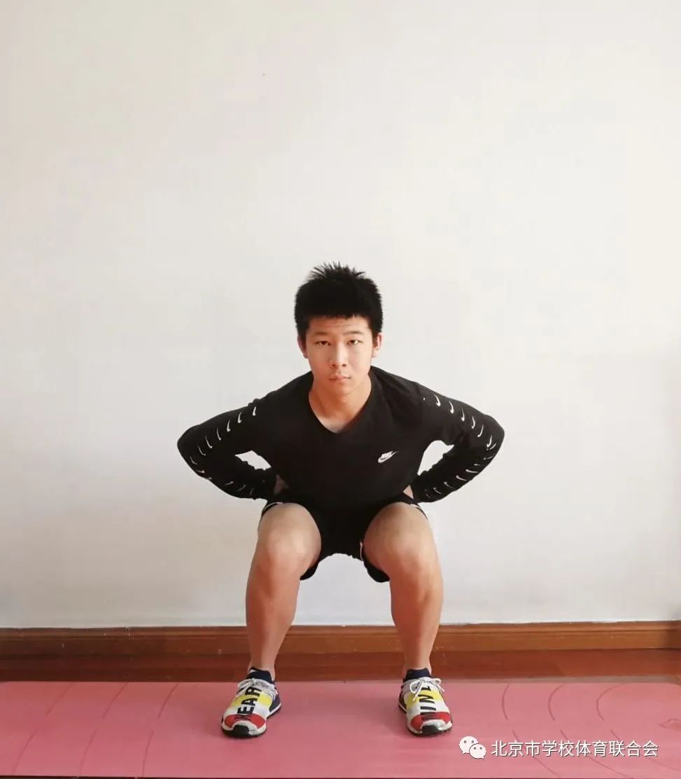 深蹲踢腿中学生:4-5组,每组10-12次,组间歇45秒.