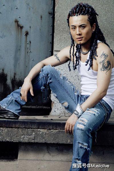 面孔乐队主唱陈辉面孔乐队贝斯手欧阳:贝斯手欧洋,人称"三哥",生于