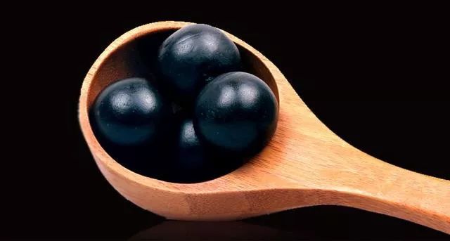 桑叶和黑芝麻研磨成粉,蜜制成丸,日常服用,可调理肝经虚热致须发早白