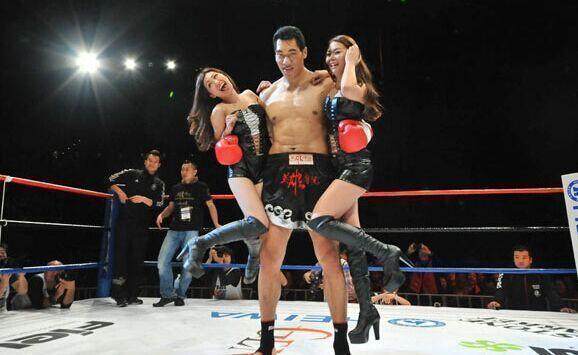 后来日本igf的创始人猪木宽至为了签下董建军,多次亲赴北京洽谈,最后