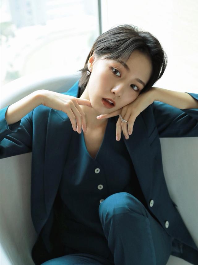 短发造型的"诸葛大力"成果,大长腿超吸睛,身材有料充满女人味