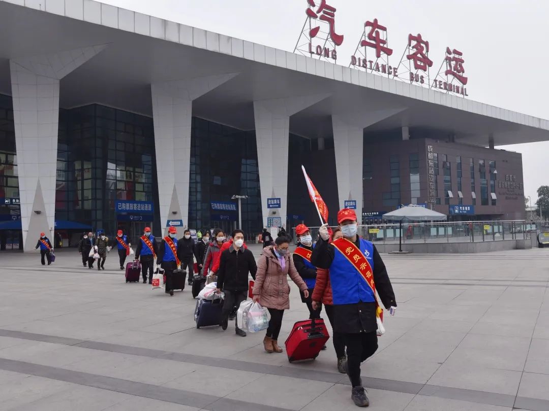 成都东站汽车客运站春风行动助力农民工平安返岗