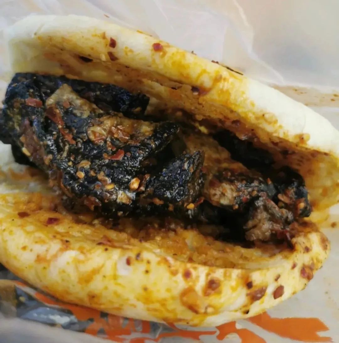 老陕馍夹万物绝不是吹牛一馍到手,暗黑美食也轻松征服臭豆腐被炸得外