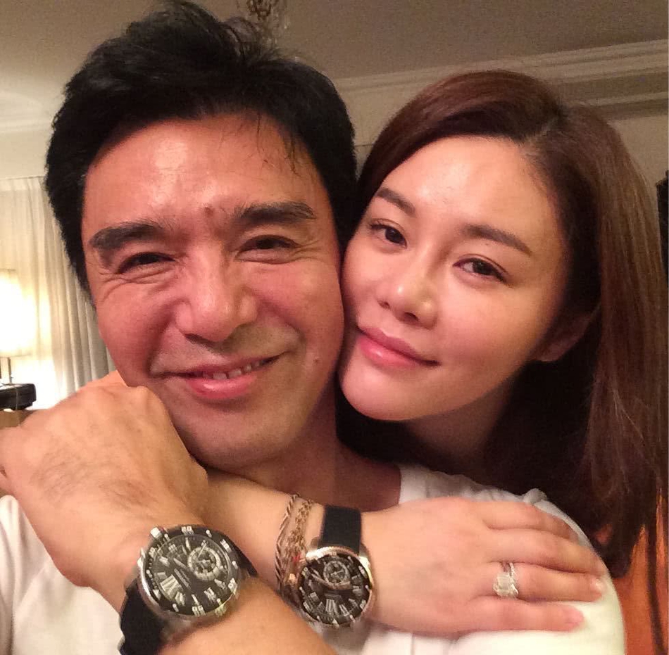 67岁生日,妻子范姜就晒出夫妻俩多张恩爱合照,并且向老公发表爱的宣言