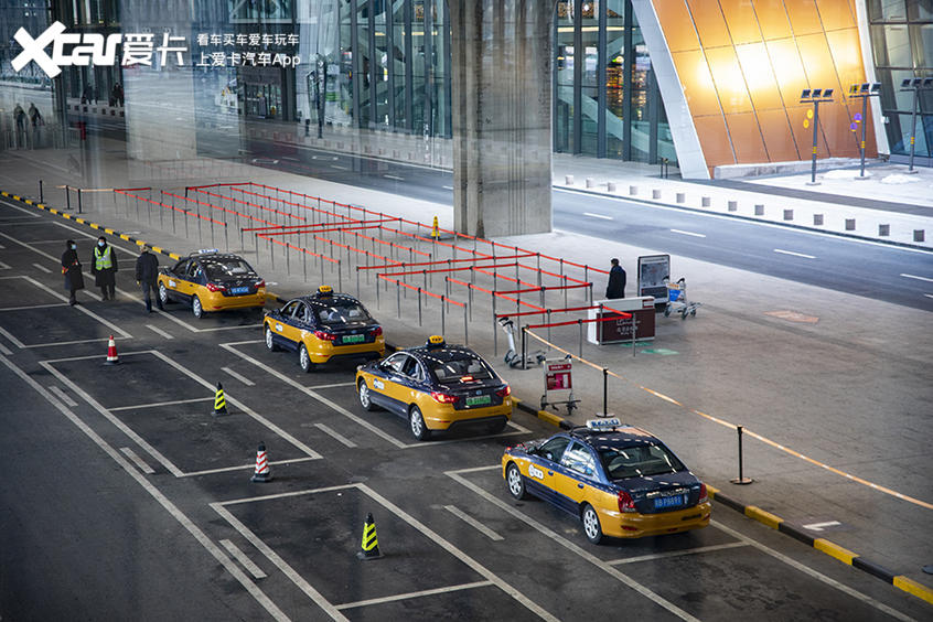 进入大兴机场内需要通过一段长廊,下面是出租车站,回北京市区的出租车