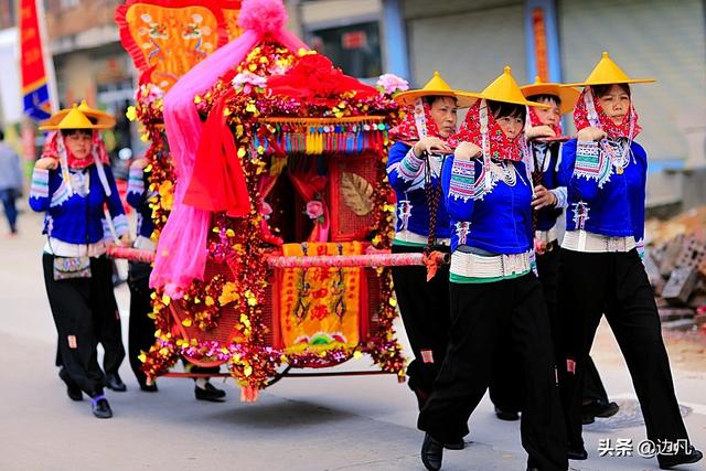 恭请妈祖起驾,抬轿人为衣着漂亮,腰系银链的惠安女,当天中午,妈祖神轿