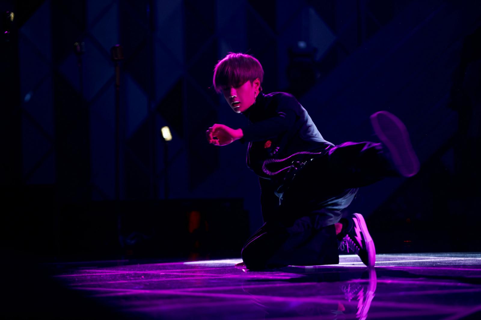 但是后来,王一博的表演令所有人惊讶,跳舞的时候,他的魅力就完全释放