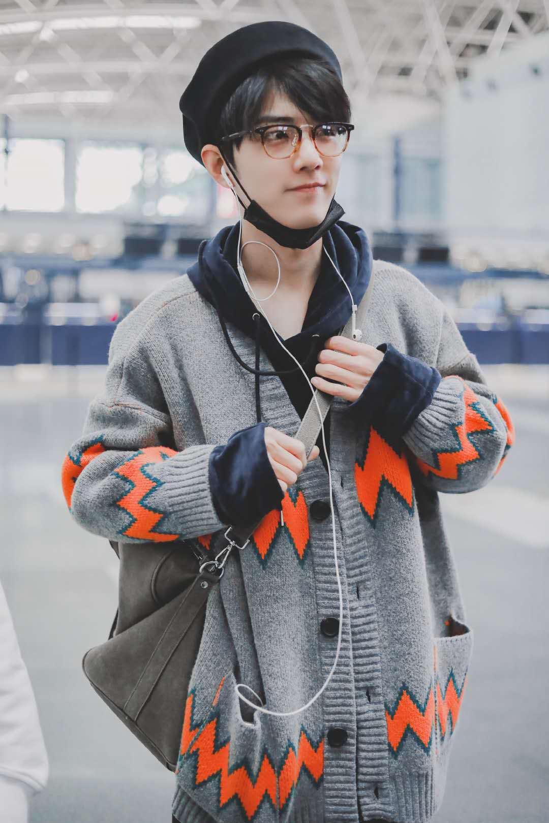 日系风清新:开衫毛衣加贝雷帽不得不说,肖战不愧为设计师出身,各种穿