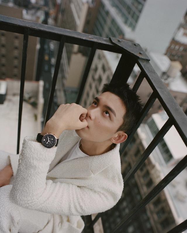 吴磊频频戴它3000多元的阿玛尼手表不要太照顾玩儿表新手