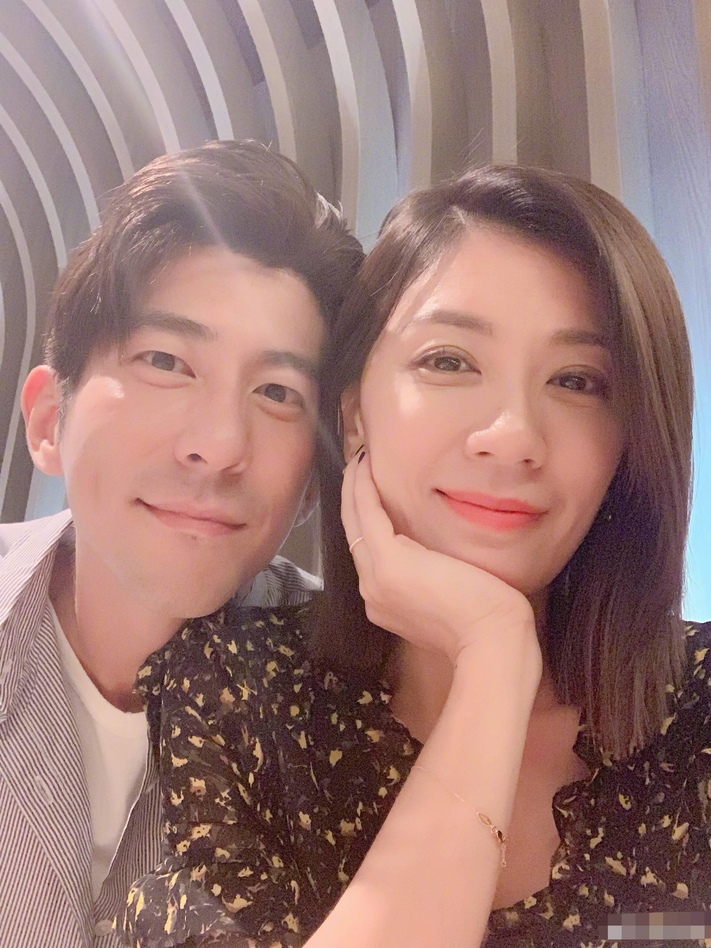 贾静雯差9岁姐弟恋超幸福,陶子儿子与咘咘太有爱