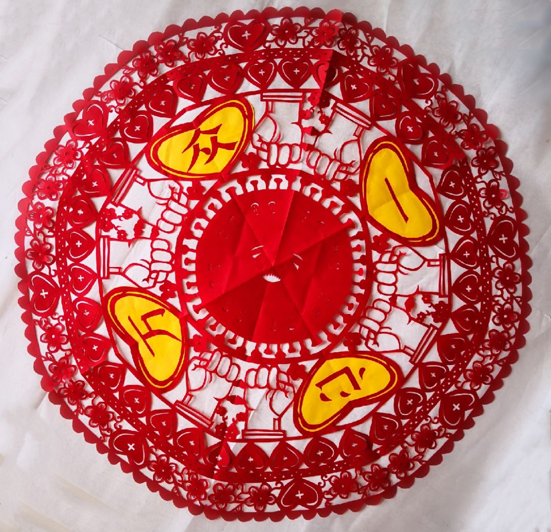 剪纸技艺《中国加油》作品名称作者:王云峰非遗项目名称:花饽饽制作