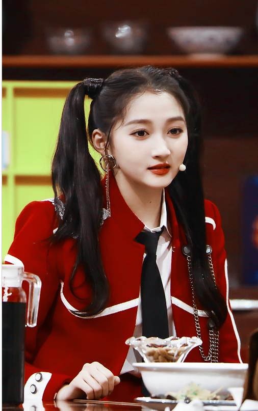 关晓彤穿着红色的西装外套双马尾造型,呈现完美学院风气质!