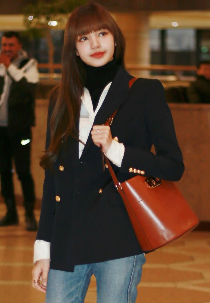 lisa杂志内页释出,黑色印花连衣裙出镜复古感十足