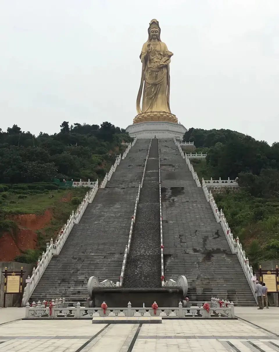 很多人慕名前來西山島還有個原因,這裡有著我國最古老的觀音道場,每年