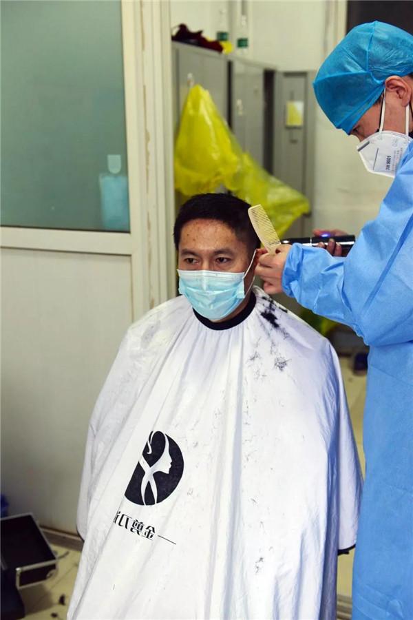 泰安市中心医院一线医护人员集体剪短头发,只为更好地战疫