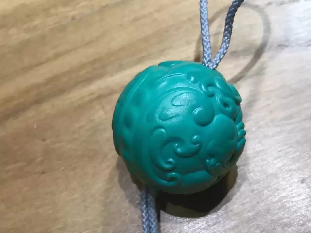 原矿松石在盘玩变色过程中,也会有一段尴尬时期,自开始变色至未完全