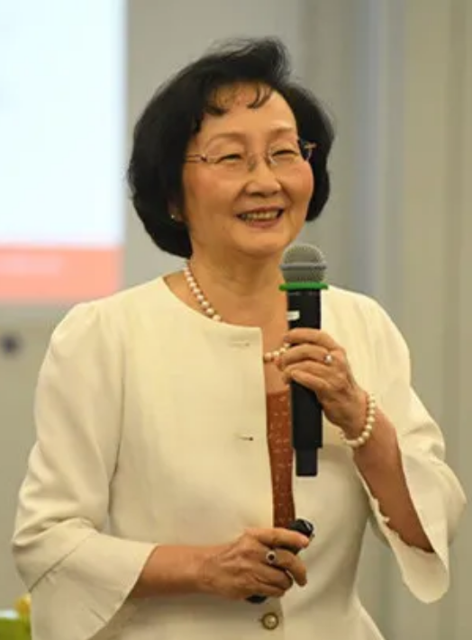 姚青萍女士就是这样的传奇人物.