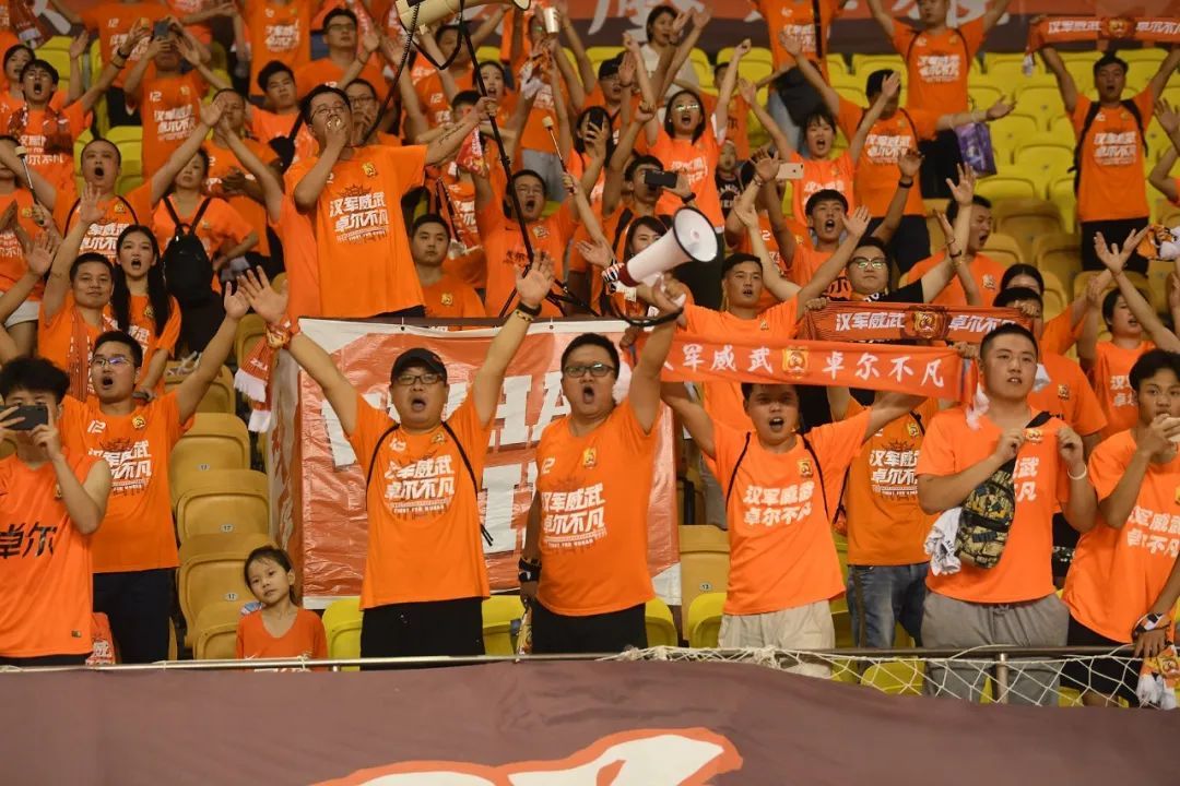 卓尔球迷参与"火雷神山"建设 相约去看球_武汉