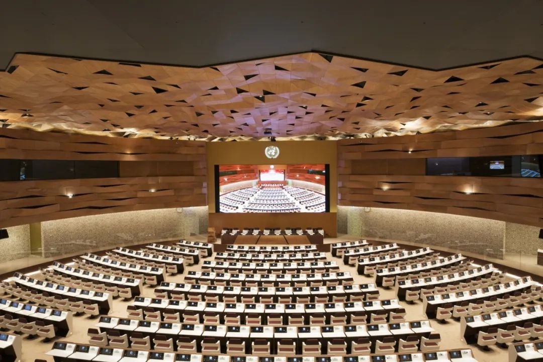 沙丘般起伏的联合国万国宫卡塔尔会议厅