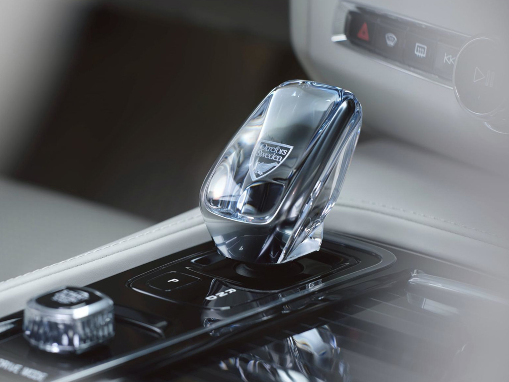 值得注意的是,插电混动车型的水晶换档杆样式发生了变化,视觉上更高贵