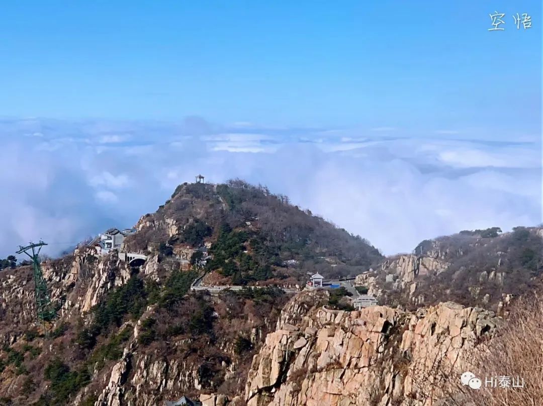 空山新雨后云雾绕泰岱