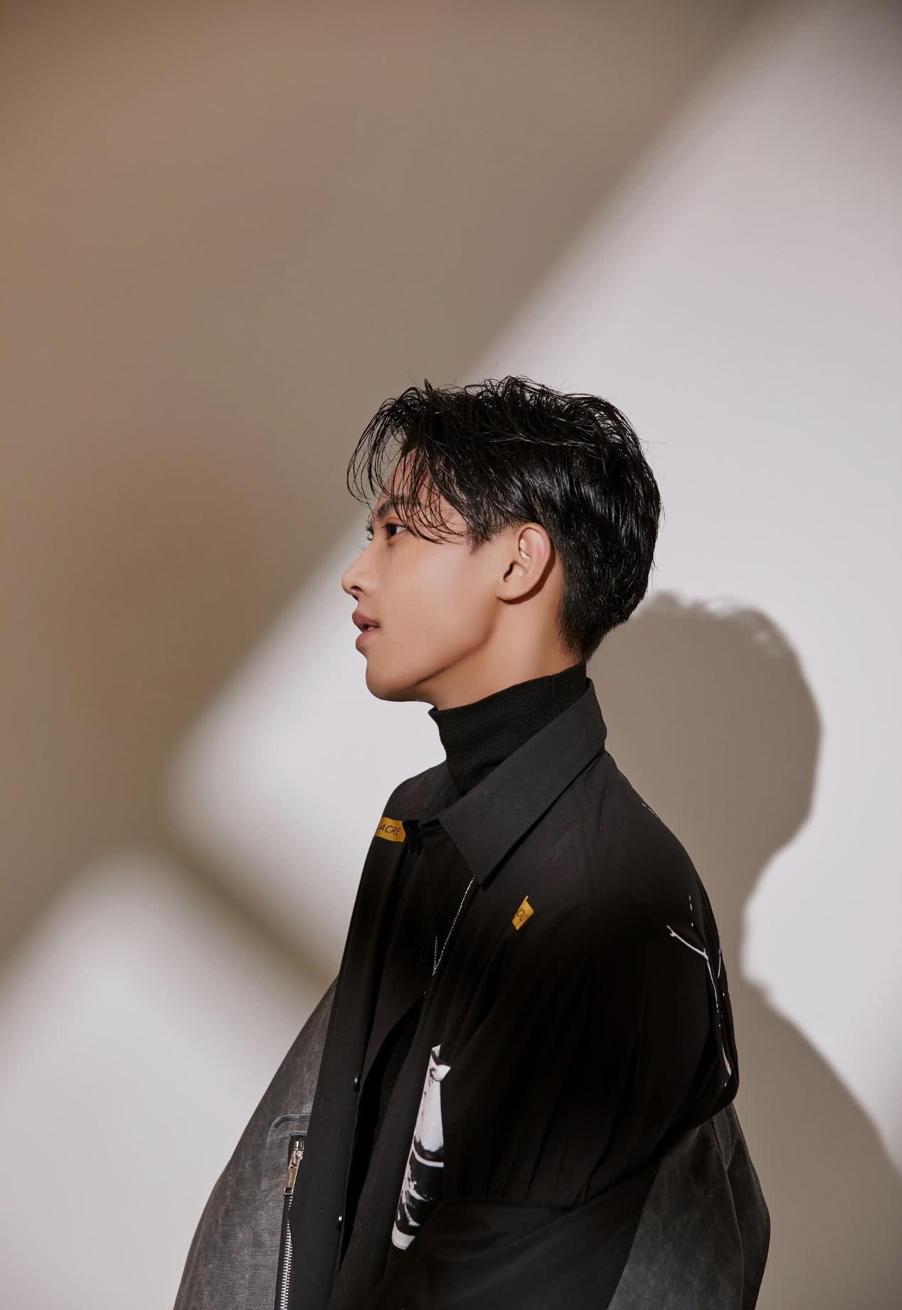 18岁公开恋情20岁订婚22岁结婚却从未有谁见过他老婆