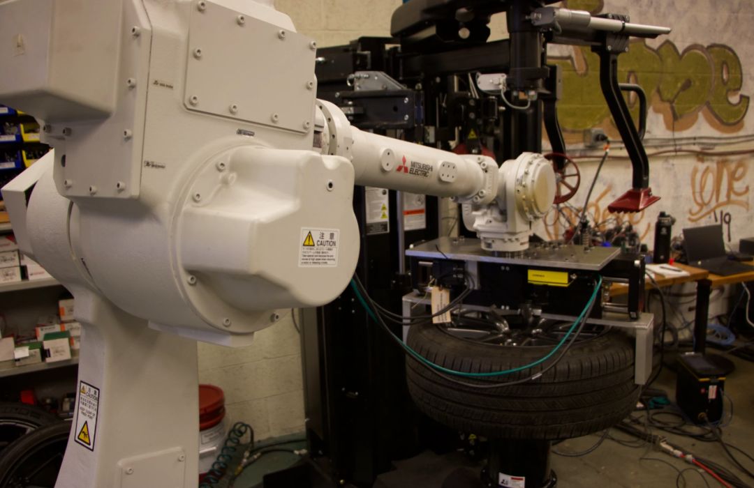 未来机器人换轮胎的效率有多高?恐怕颠覆你的想象!