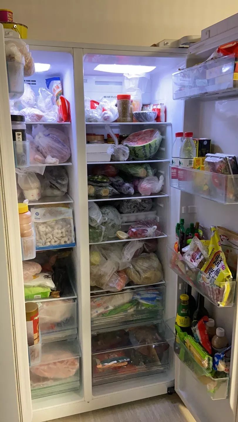 活脱脱的一个小超市啊原来大东北人的冰箱是如此的丰富要不是亲眼所见