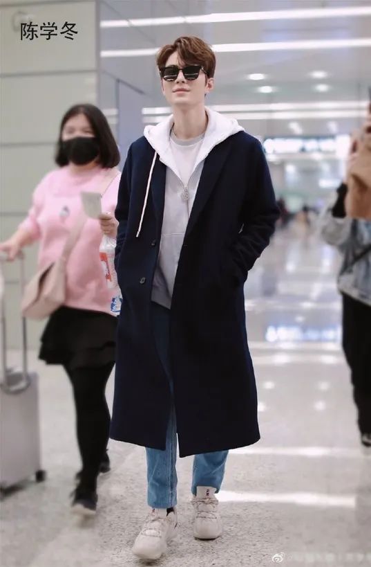 肖战在参加春晚当中也搭配上了一双fila ade复古老爹鞋,整个感觉搭配