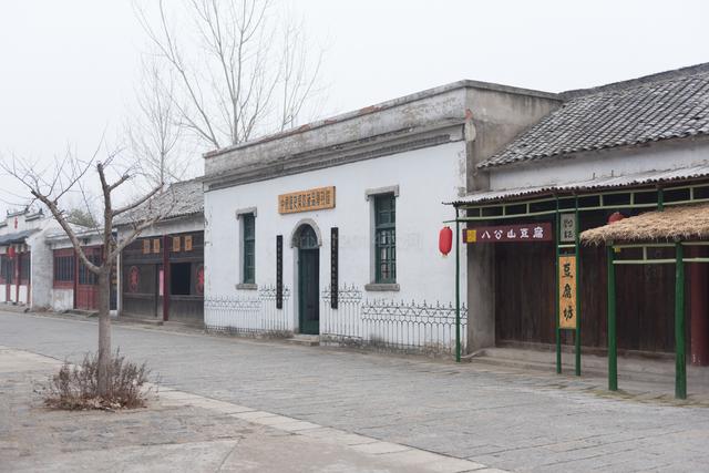 《念恩桥》就是在这里拍摄的,另外电影《沉入湖底》,电视剧《徽班进京