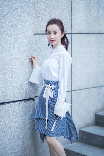 原创舒畅罕见深v蕾丝裙亮相好身材令人羡慕气质惊艳美到骨子里