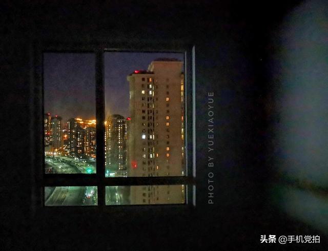 如果空间允许,继续退后,用窗户框住夜景,给画面更多留白,增强空间感