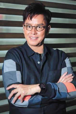 69岁谭咏麟近照曝光!胡须斑白显沧桑,捐3万专业口罩却戴普通款_照片