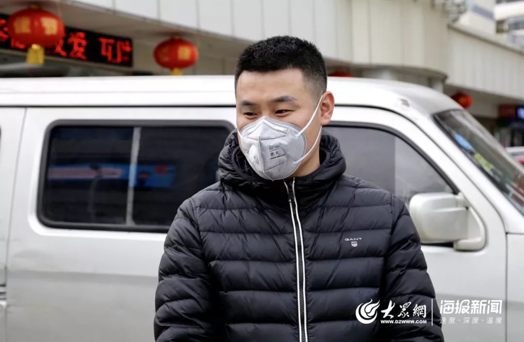 在日照街头免费发放口罩的小伙他叫孙青云