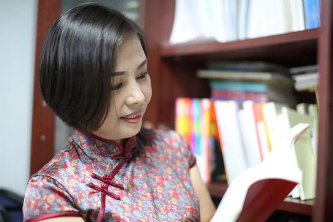 杨丽君老师就是我们今天故事的主讲人其中一位自愿报名要来电台为大家