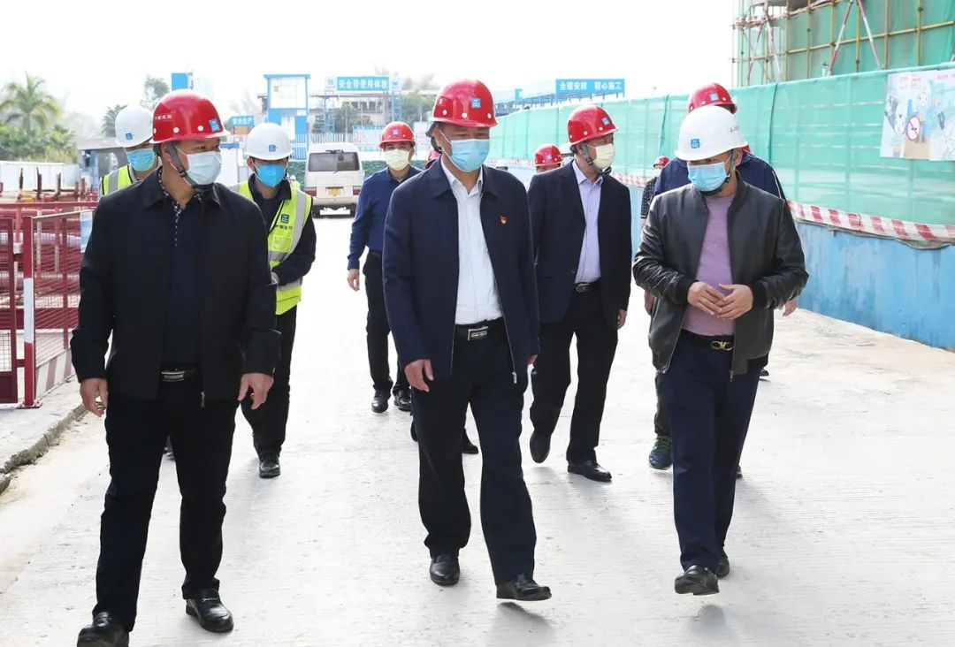 林文泉首先来到县人民医院新院项目建设现场,了解项目建设的进度和