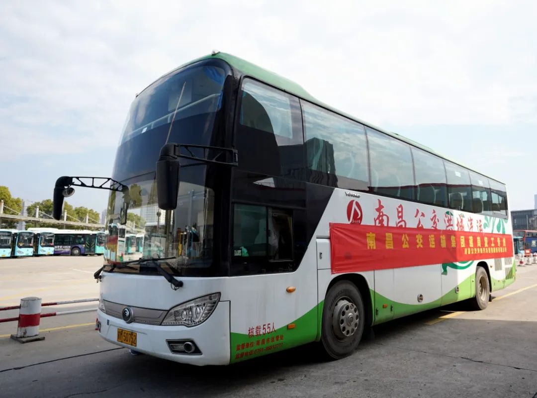 24日下午,在南昌红谷配套中心,一辆大巴车停在检测台上,修理工们正在