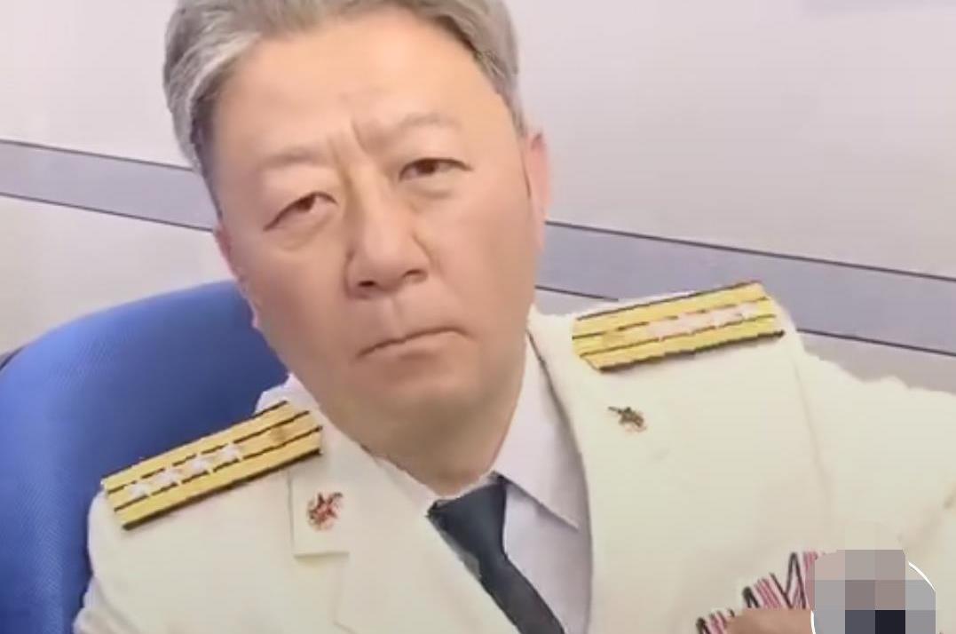 52岁郭涛晒春晚花絮!"满头白发"痴迷比心