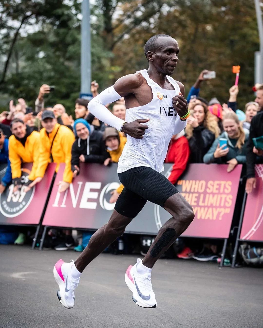 2019年维也纳,基普乔格穿着zoomx vaporfly next%升级版,跑出1小时59