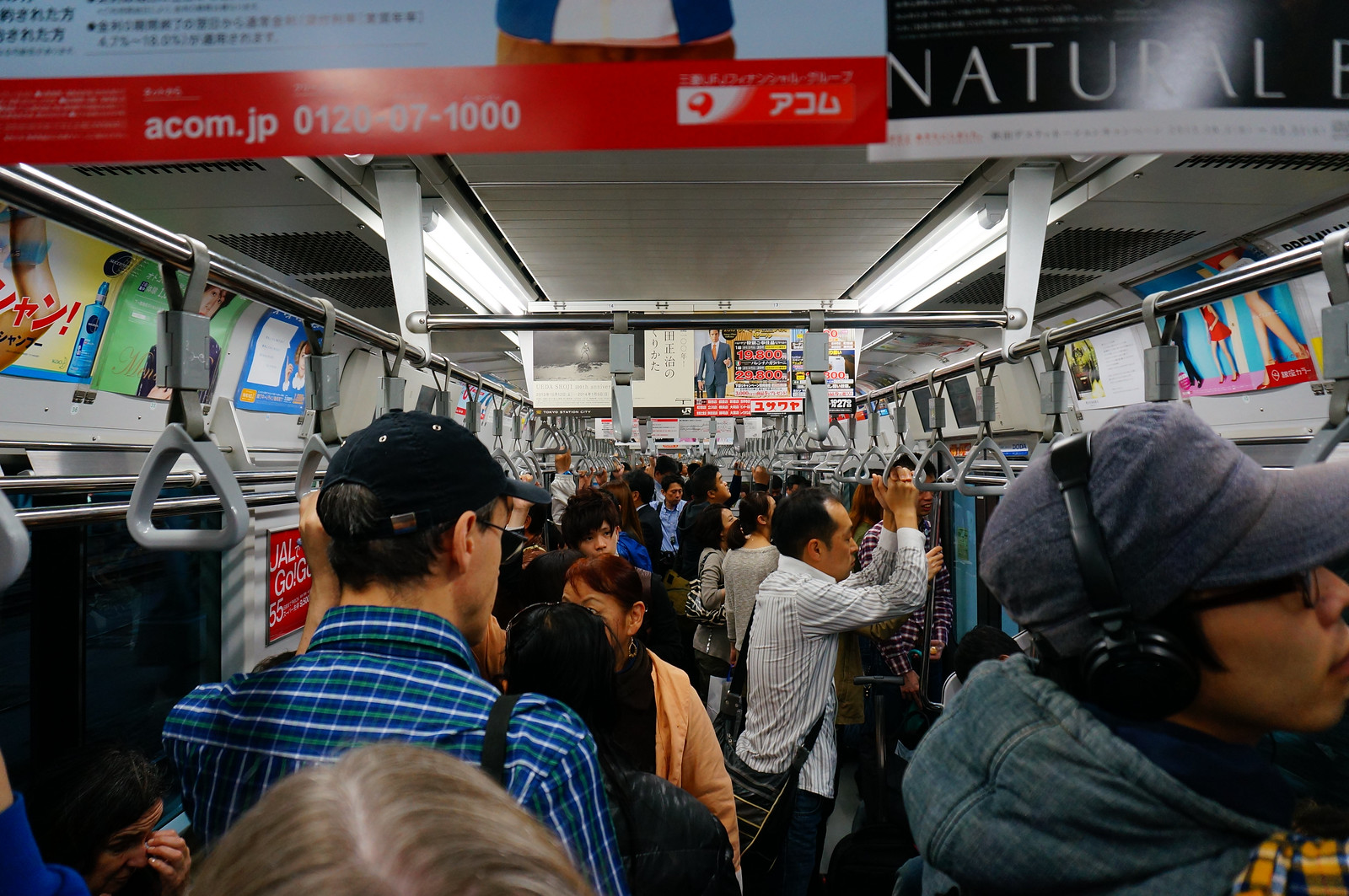 但是在日本东京人人都争先挤进拥挤的人群当中,挤进一列长长的地铁里