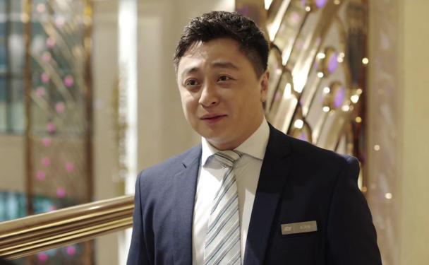 完美关系崔英俊出轨被抓后为何从破口大骂到当众下跪求原谅