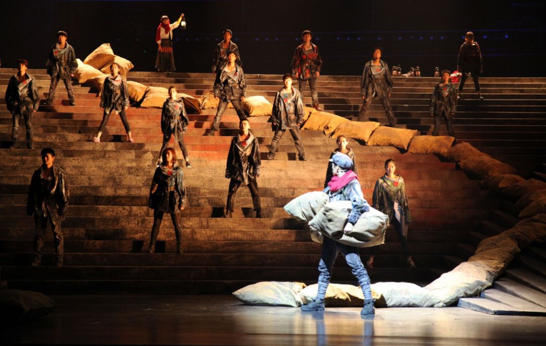 音乐剧《王二的长征》剧照今天,就让这首《手》中所展现的红军战士们