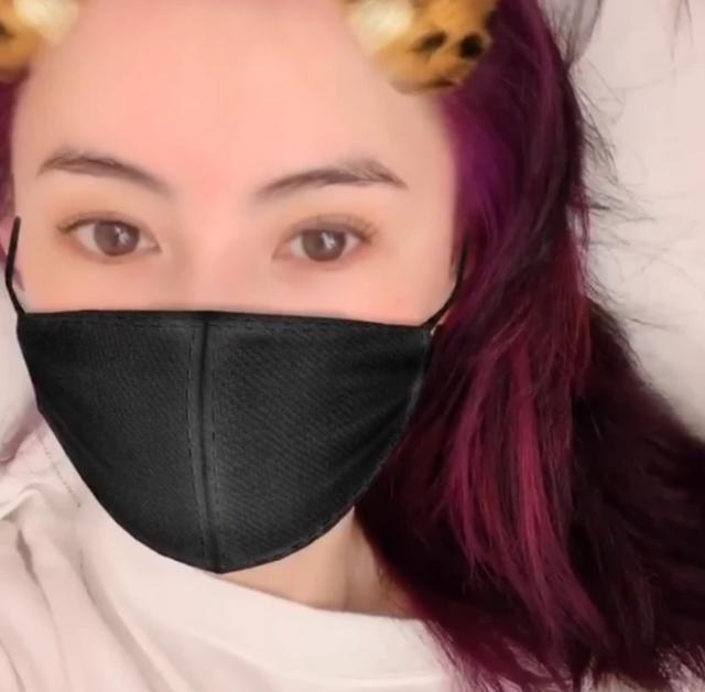 原创张柏芝为哄儿子开心染紫发素颜戴口罩挡不住美貌看不出已40岁
