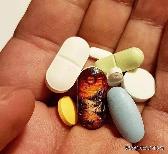 就连看电影时吃的爆米花,都被他拿来创作,画出了一幅迷你版的《黑衣