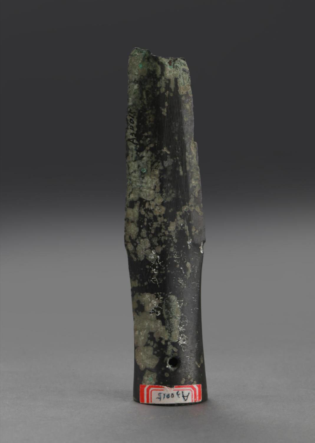 矛身两侧刃部锋利,中脊明显,刃部削有血槽,断面呈菱形.