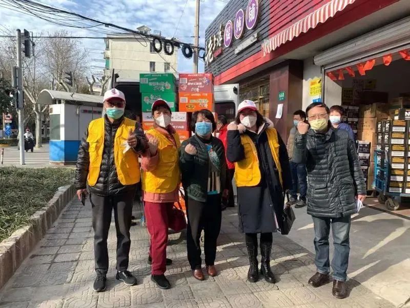 战疫进行时看杨浦有一群身穿黄马甲的快递小哥