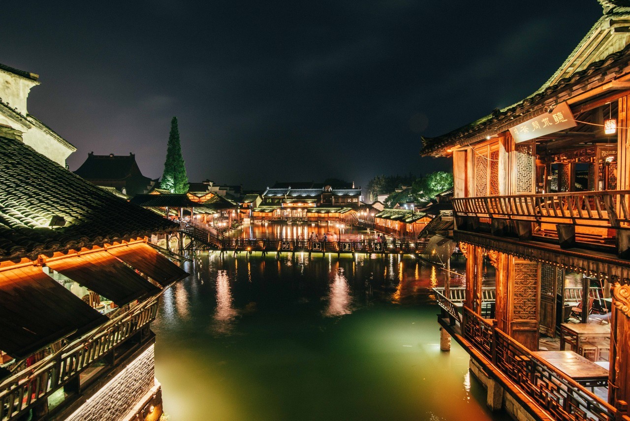 乌镇是首批中国历史文化名镇,素有"中国最后的枕水人家"之誉