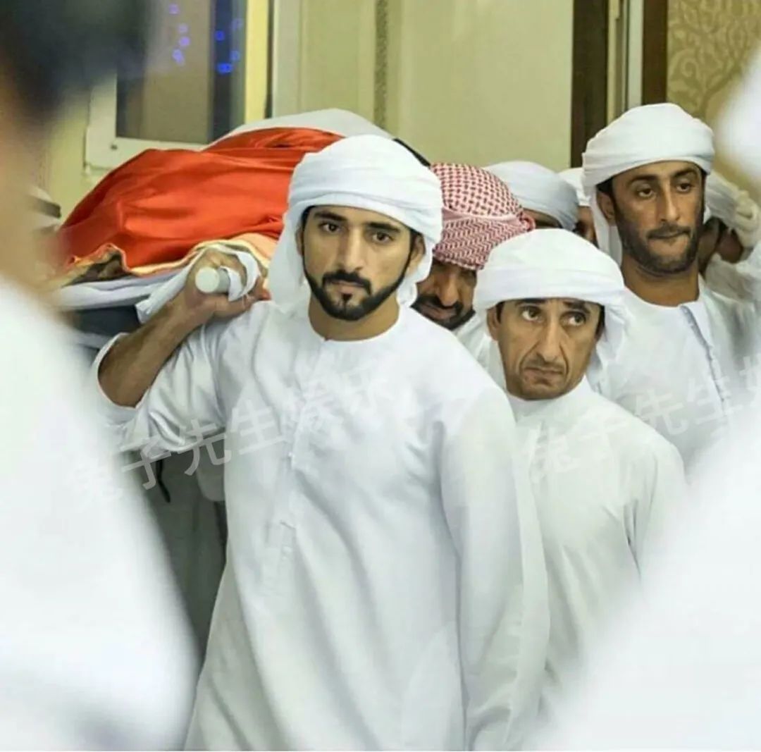 迪拜帝国长子34岁早逝,哈姆丹王子扛起哥哥遗体,伤心到哭红了眼