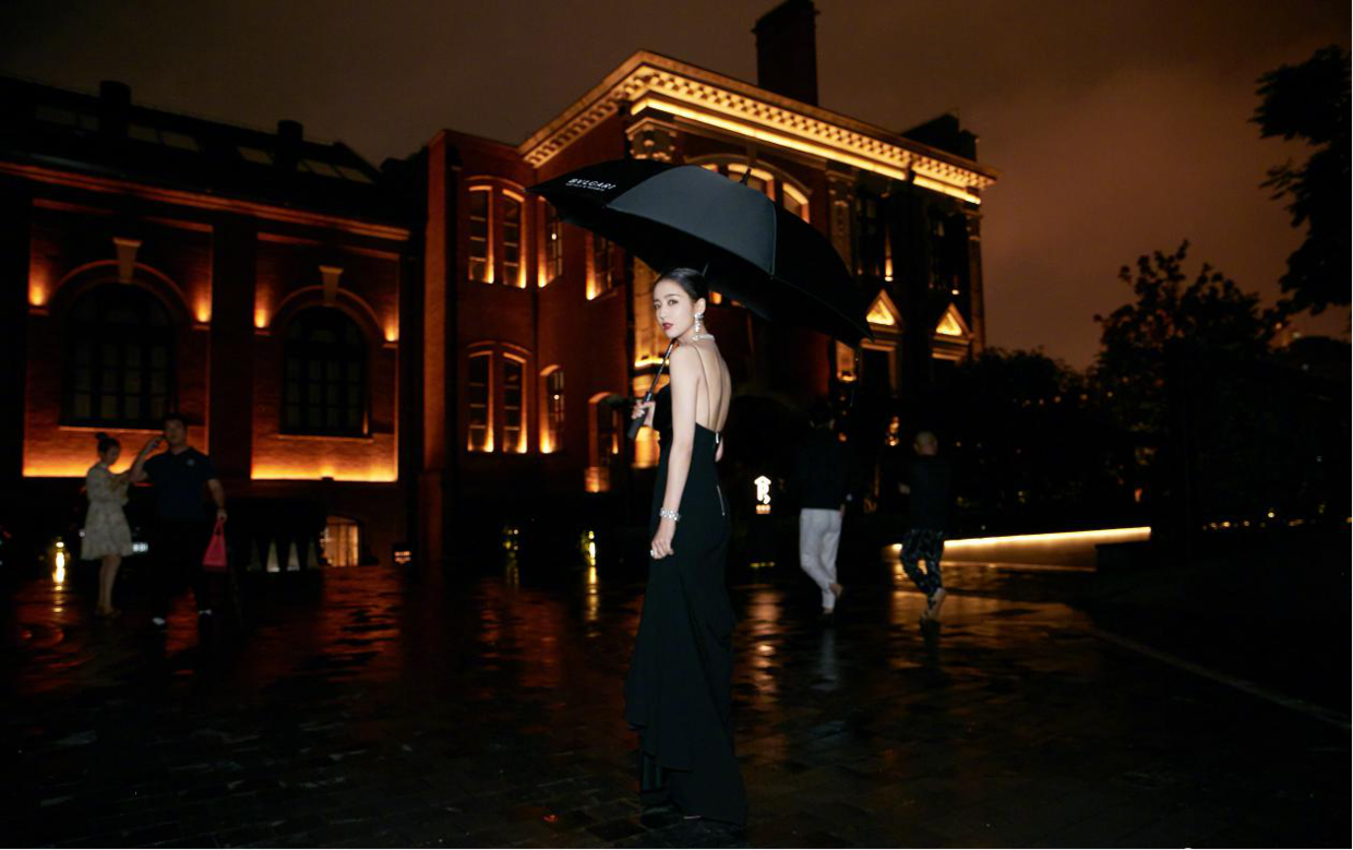 被佟丽娅颜值惊艳到了!身穿黑色吊带裙性感高级,优雅大气